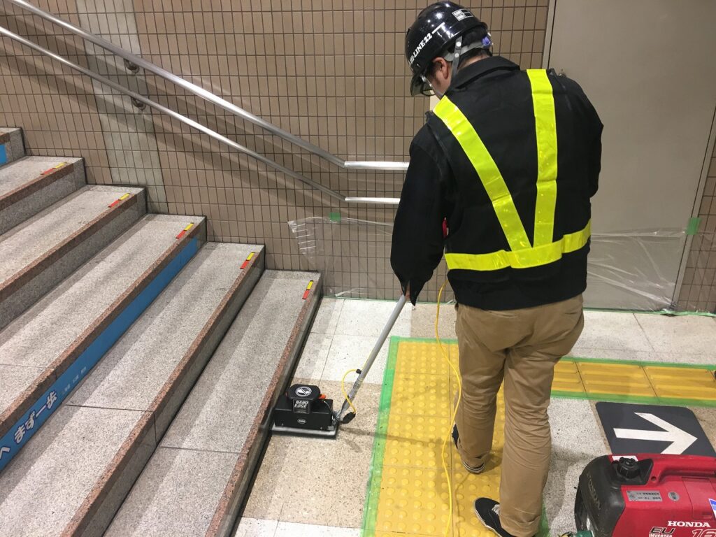 駅ホームの床タイルの滑り止め写真 2018-01-19 1 34 46 4080b97c102518a20188a8bda5f3394e